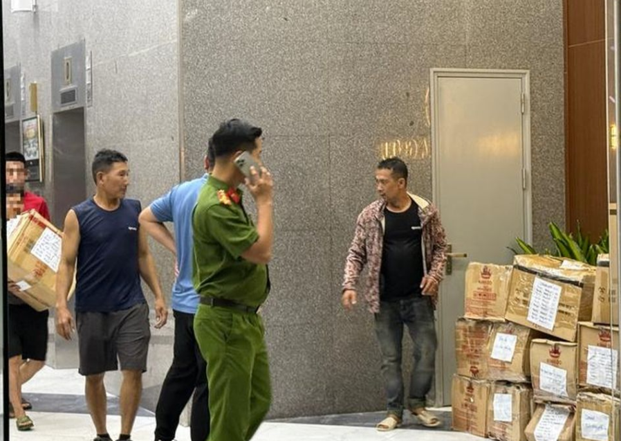 Lực lượng chức năng thu giữ nhiều thùng tài liệu tại công ty Shark Bình. (Ảnh: Nguyễn Hưởng).