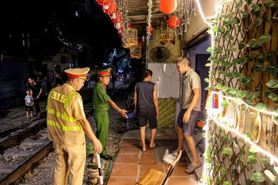 CSGT phối hợp với công an cấp xã, phường bảo đảm trật tự an toàn giao thông đường sắt. 17-1.jpg