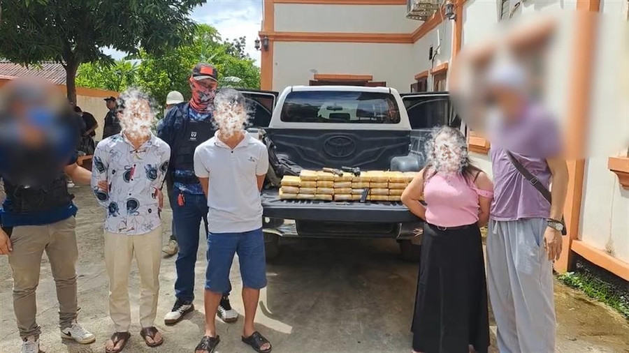 Các đối tượng trong đường dây vận chuyển cùng tang vật là 31 bánh ma túy bị bắt giữ. mot-so-doi-tuong-cung-tang-vat-31-banh-mtth-bi-bat-giu.jpg