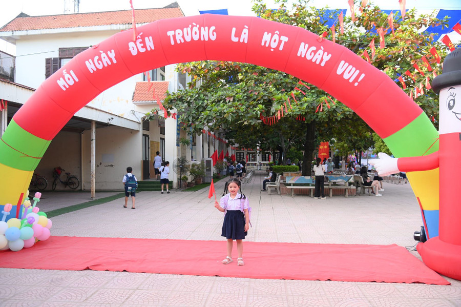 Học sinh lớp 1 tự tin chụp ảnh trước khi bước vào Lễ khai giảng năm học mới. 15.jpg