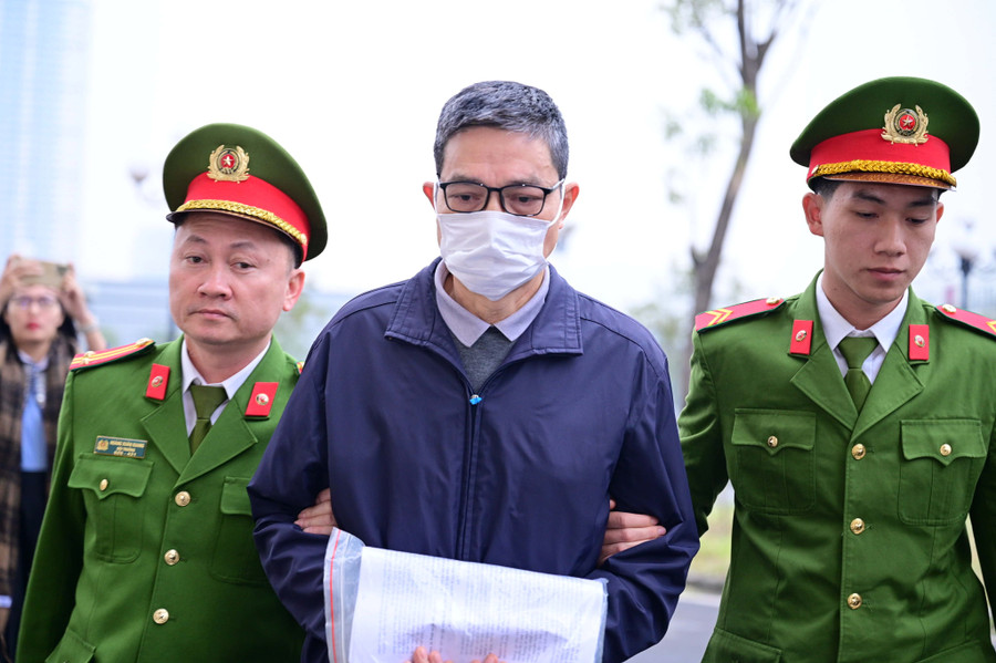 Hai cựu Cục trưởng Cục An toàn thực phẩm hầu tòa.