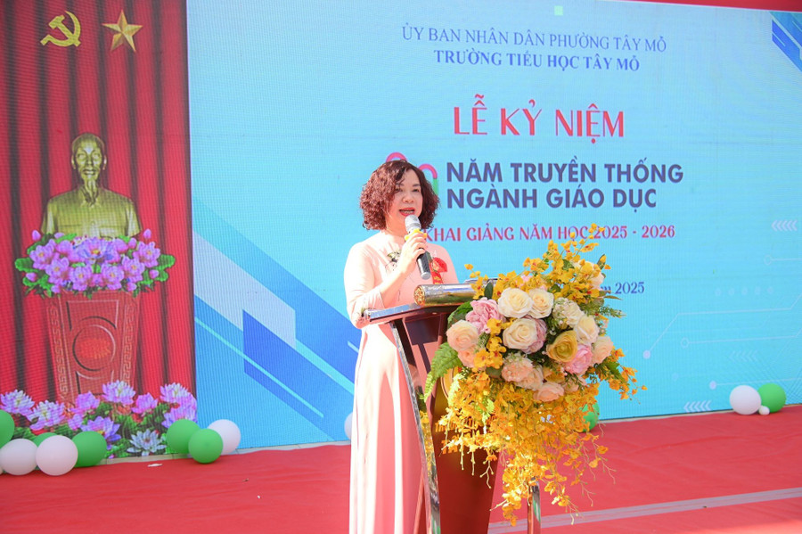 Cô Nguyễn Thanh Hà - Bí thư chi bộ, Hiệu trưởng Trường tiểu học Tây Mỗ phát biểu tại Lễ khai giảng. 8.jpg