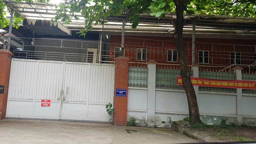 Ngày 15/4, phóng viên có mặt tại Công ty TNHH sản xuất - Y dược phẩm Vĩnh Điển. Bên ngoài cổng công ty này có ghi dòng chữ "Công ty đang tạm dừng hoạt động để sữa chữa".