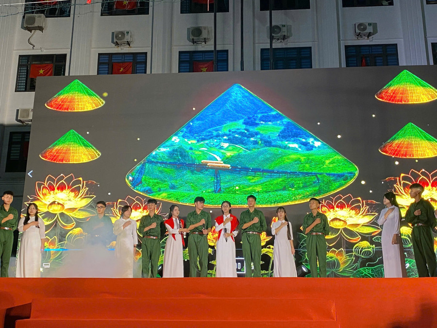 Tiết mục văn nghệ ca ngợi Đảng, Bác Hồ, quê hương đất nước, thầy cô và mái trường. 7.png