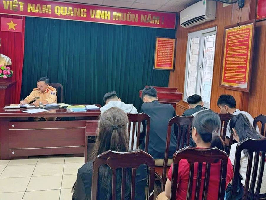 Lực lượng CSGT xử lý chủ phương tiện giao xe cho người không đủ điều kiện điều khiển phương tiện. tai-xuong-2-3542.jpg