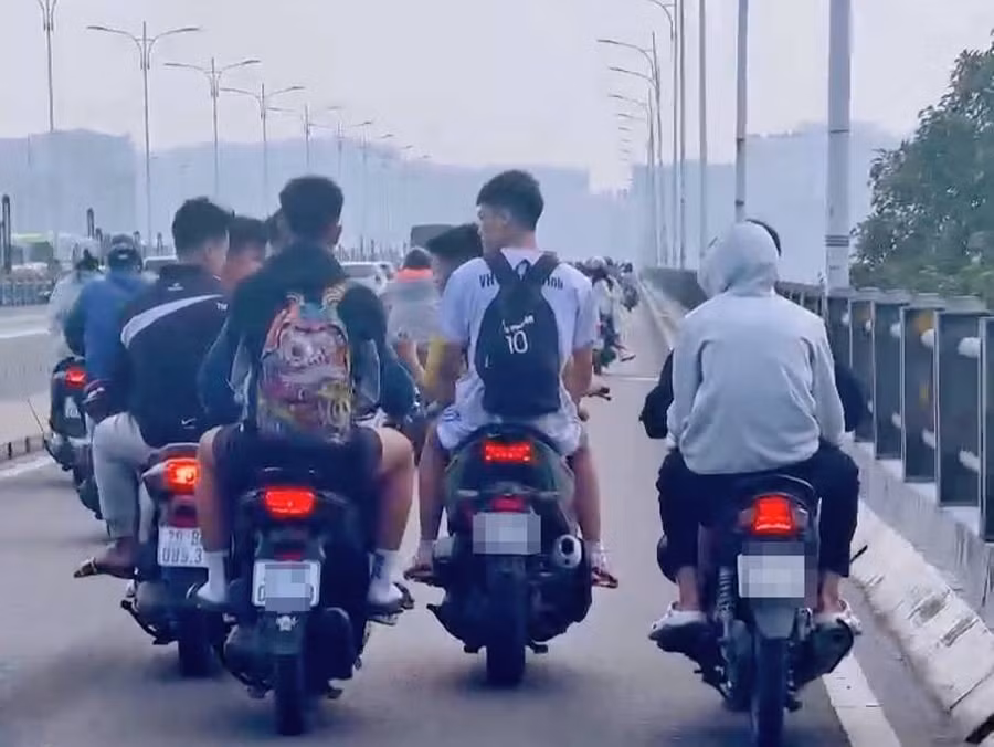 Nhóm thanh niên vi phạm.(Ảnh: CAHN).