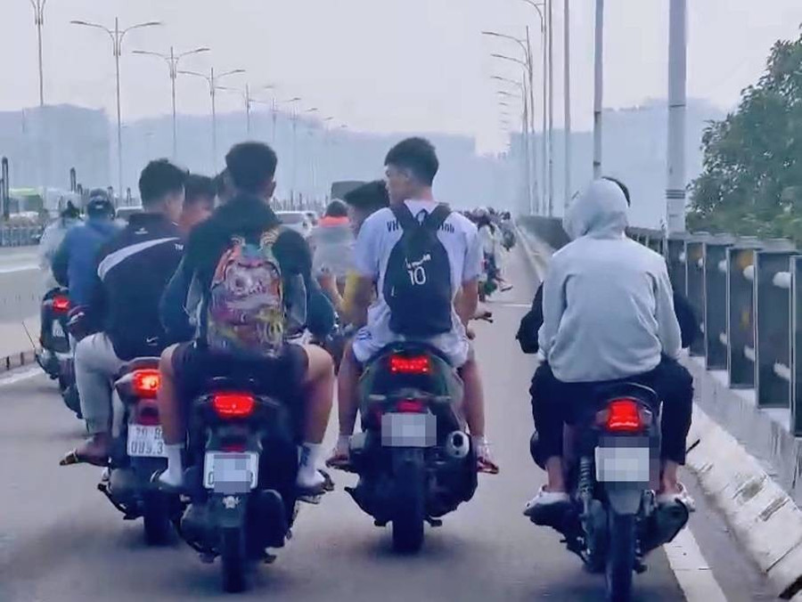 Nhóm thanh niên vi phạm được người dân ghi lại. tai-xuong-1-6109.jpg