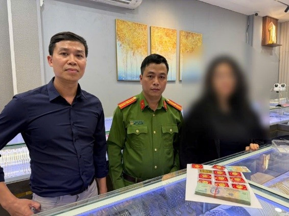 Công an phường Yên Hòa kịp thời ngăn chặn vụ việc nữ sinh bị lừa đảo mang vàng đi bán. tai-xuong-2.jpg
