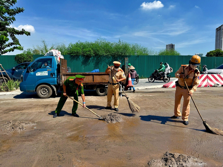 Lực lượng chức năng dọn dẹp hiện trường, đảm bảo an toàn giao thông. tai-xuong-4.jpg