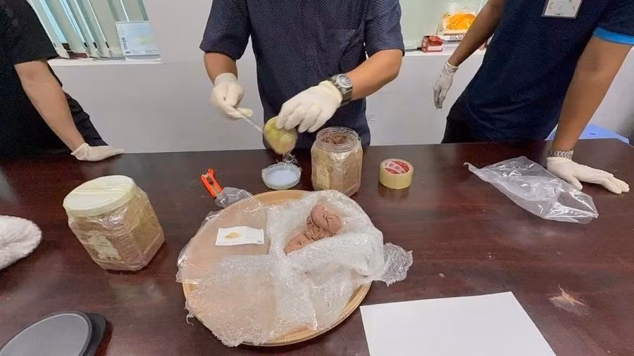 Hải quan phát hiện ma túy giấu trong hộp thực phẩm.(Ảnh: Hải quan).