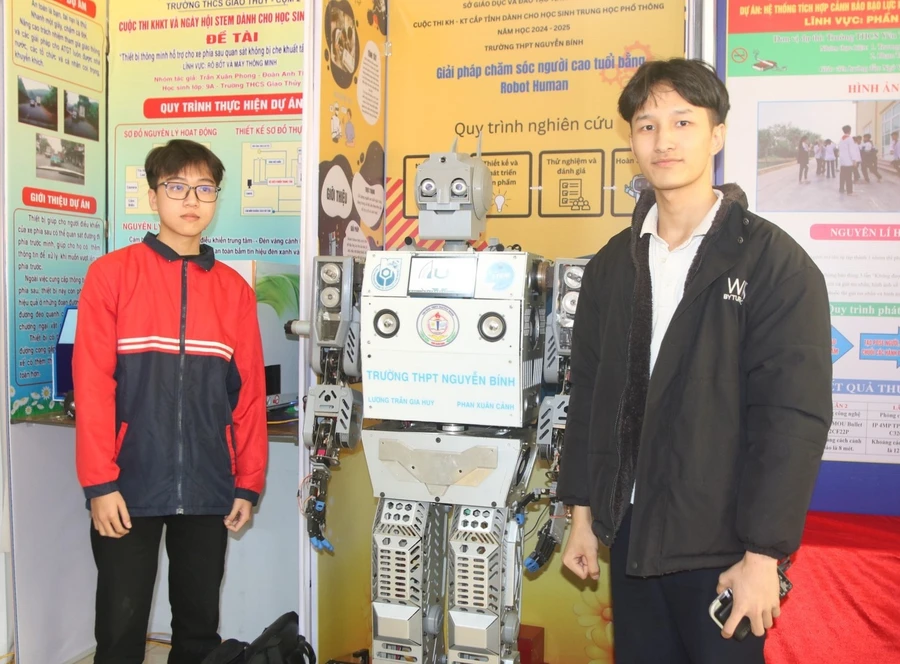 Trường THPT Nguyễn Bính tham gia cuộc thi với dự án “Giải pháp chăm sóc người cao tuổi bằng Robot Human”.