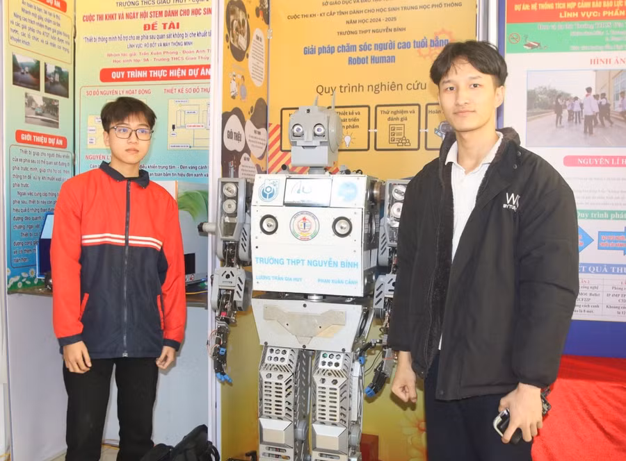 Trường THPT Nguyễn Bính tham gia cuộc thi với dự án “Giải pháp chăm sóc người cao tuổi bằng Robot Human”.