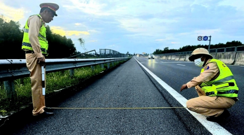 Cục CSGT kiểm tra cao tốc Đà Nẵng - Quảng Ngãi. (Ảnh: H.Quảng).