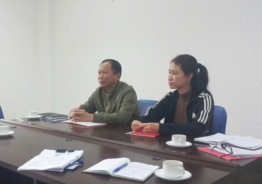 Bà Phạm Thị Huyền (bên phải) theo giới thiệu là Giám đốc Công ty Đông Hải làm việc với phóng viên. z6398624341489-485b23c61692ca439adf9133f4f7d223.jpg