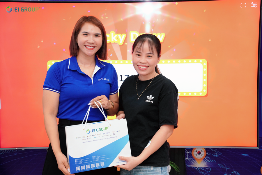 Tập đoàn Giáo dục & Đầu tư EI trao quà tặng cho gia đình học viên. 7.png