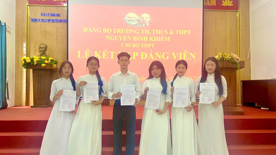 6 học sinh được kết nạp Đảng là những học sinh tiêu biểu. 2.png