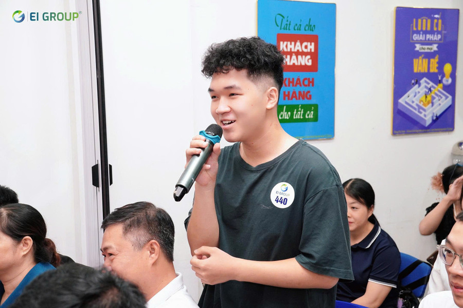 សិស្សបានសួរសំណួរដោយរីករាយក្នុងកម្មវិធីជជែក។ 3.jpg