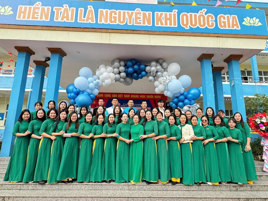 Tập thể giáo viên Trường Nguyễn Bỉnh Khiêm.