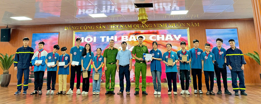 Các chiến sĩ PCCC trao giải thưởng và chụp hình cùng các học sinh đạt giải. 2.jpg