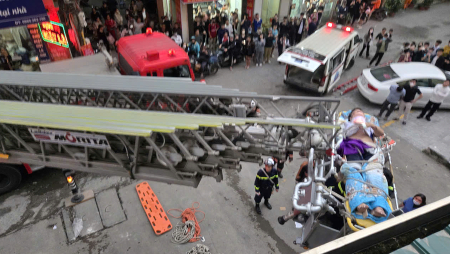 Nạn nhân được sơ cứu tại chỗ và chuyển đến cơ sở y tế để tiếp tục điều trị. screenshot-2025-12-09-211519.png