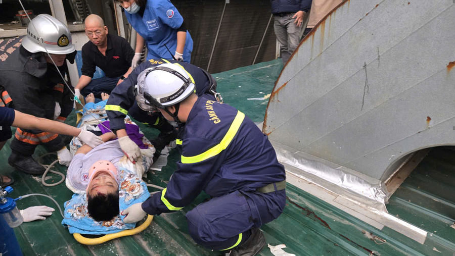 Lực lượng cứu hộ sơ cứu cho nạn nhân.