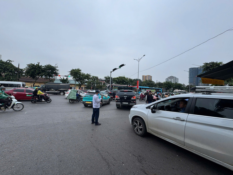 Hướng dẫn, phân luồng, xử lý vi phạm trật tự giao thông tại Bến xe Giáp Bát. (Ảnh: TG)