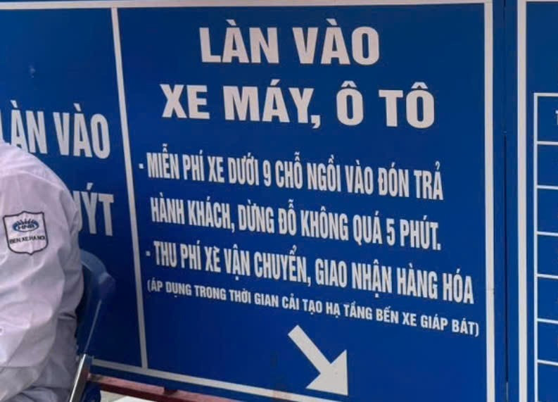Xe cá nhân, taxi, xe công nghệ... khi vào bến đón, trả hành khách được miễn phí. z7154714887240-3f4dd6b48f8cd1513ce97d0d70f6da3f.jpg