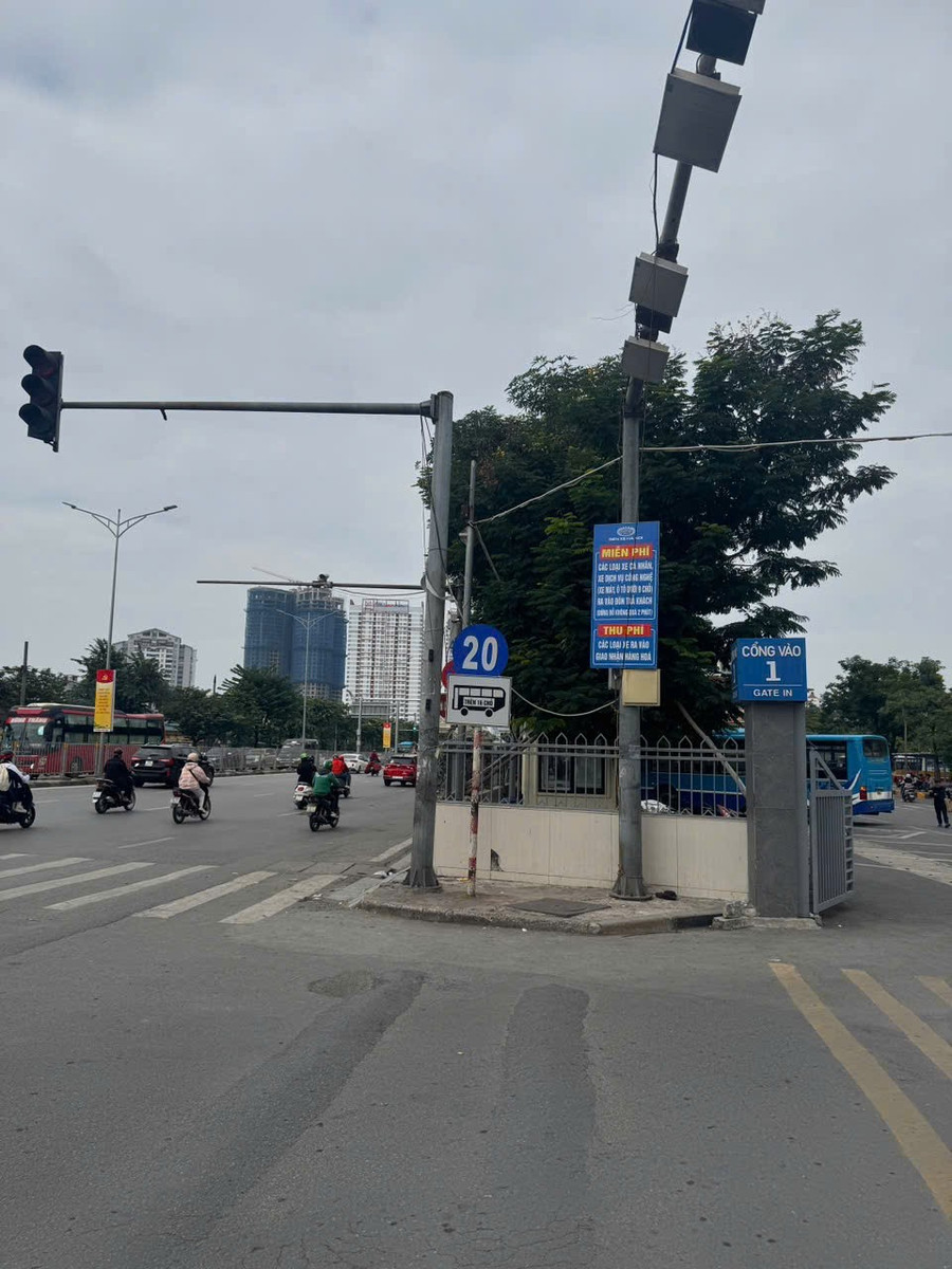 Khu vực cổng Bến xe Giáp Bát trở nên thông thoáng, ATGT, ANTT. z7154714527352-f321454c90b0315b51aca8eadaa13a9d.jpg
