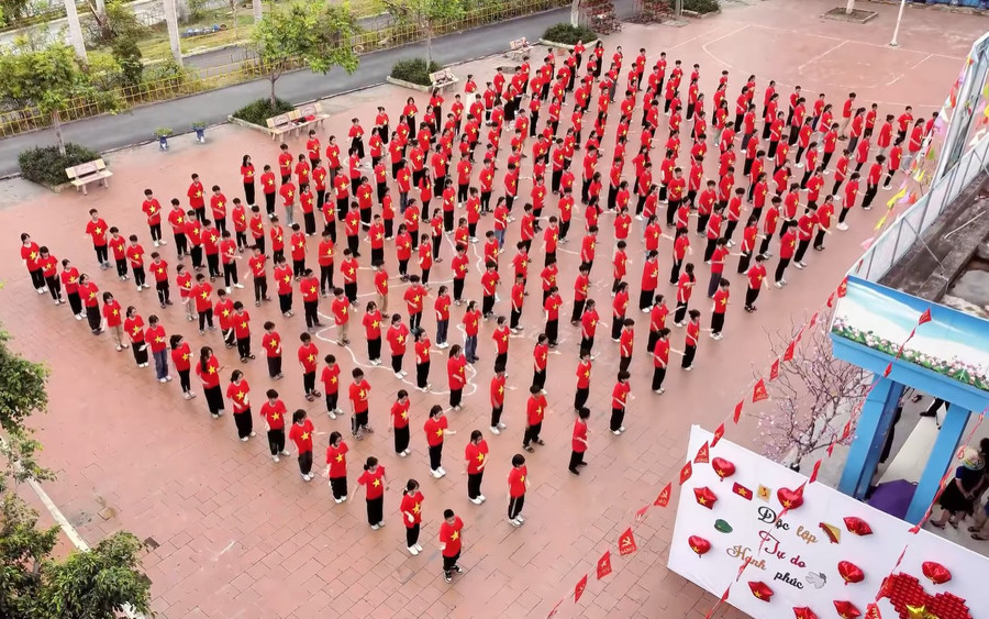 Sân trường rực rỡ màu đỏ của cờ, áo và sao vàng 5 cánh thể hiện tình yêu, tự hào về đất nước. 10.png