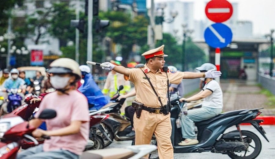 CSGT Hà Nội điều khiển giao thông phòng ngừa ùn tắc trong giờ cao điểm. 15-1.jpg