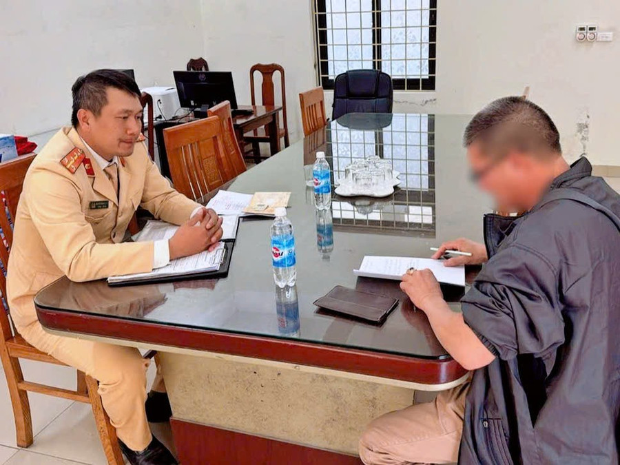 Tài xế Đinh Tiến D. làm việc với công an.(Ảnh: CAHN).