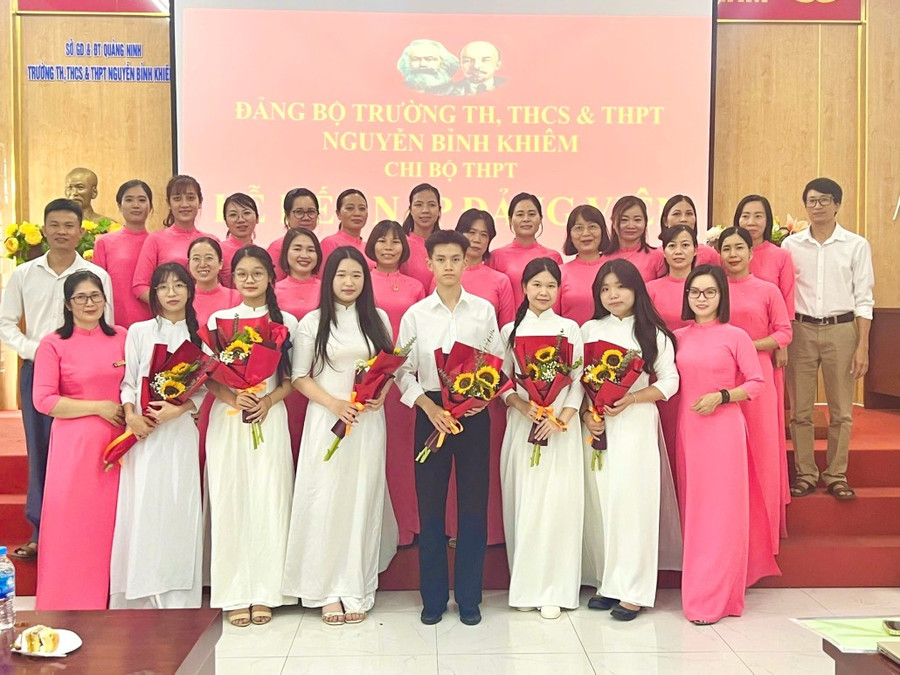 Chi bộ Trung học phổ thông Trường Nguyễn Bỉnh Khiêm kết nạp 6 Đảng viên mới. 1.png