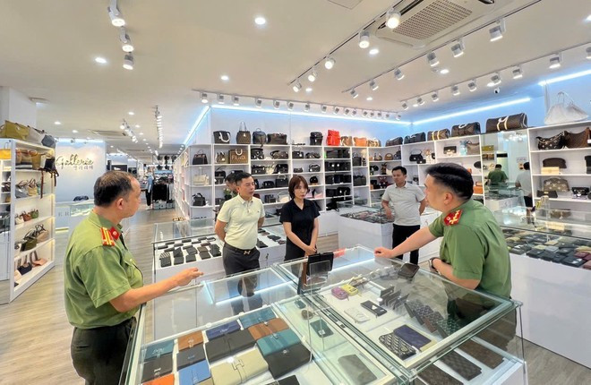Lực lượng chức năng kiểm tra cơ sở kinh doanh Galleria. z6859731636633-f58452556235728eba87a3e14146e268-8432-4253.jpg