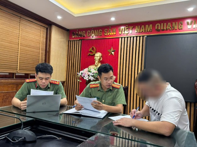 Anh T. tại cơ quan công an. (Ảnh: CAHN).