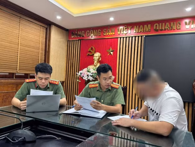 Anh T. tại cơ quan công an. (Ảnh: CAHN).