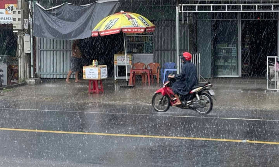 Miền Bắc đón không khí lạnh từ chiều tối nay, nguy cơ lũ quét và sạt lở đất