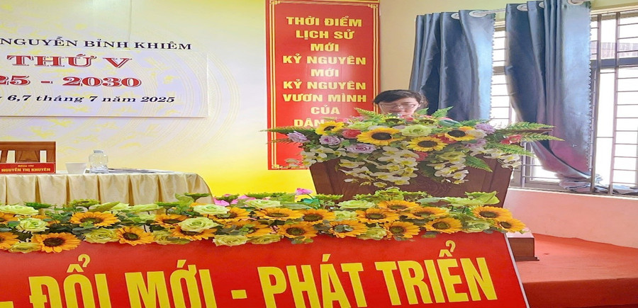 អ្នកស្រី Dang Thi Hong Thuy ជាមួយប្រធានបទ “ការផ្លាស់ប្តូរការបើកដំណើរការឌីជីថលក្នុងគោលបំណង៖ បង្រៀនដើម្បីគ្រប់គ្រងសាលា។ 6.jpg