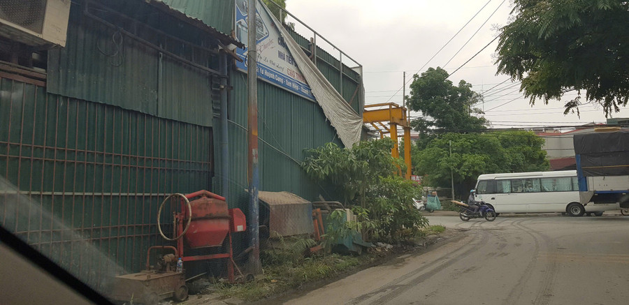 Vi phạm xây nhà kiên cố cạnh tuyến đường dẫn vào Trường THCS Vĩnh Quỳnh làm che khuất tầm nhìn là một trong những nguyên nhân gây ùn tắc giao thông. z6643595565970-019896c79c4c0c77b13216a45c5f9fa9.jpg