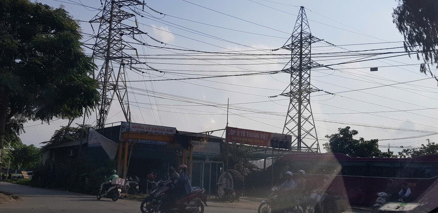Xây dựng nhà xưởng dưới chân cột điện cao thế, vi phạm hành lang an toàn điện. z6643595558418-0e434fa320cfa568a652eaaeca25d657.jpg