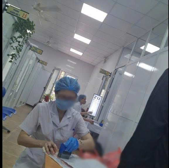 Hai người phụ nữ đứng tuổi khám mắt cho bệnh nhân tại tầng 2 phòng khám không đeo biển tên - (Ảnh: cắt từ video). z6694110427229-33c98a4b1ad3126015a5e4b35769fe10.jpg
