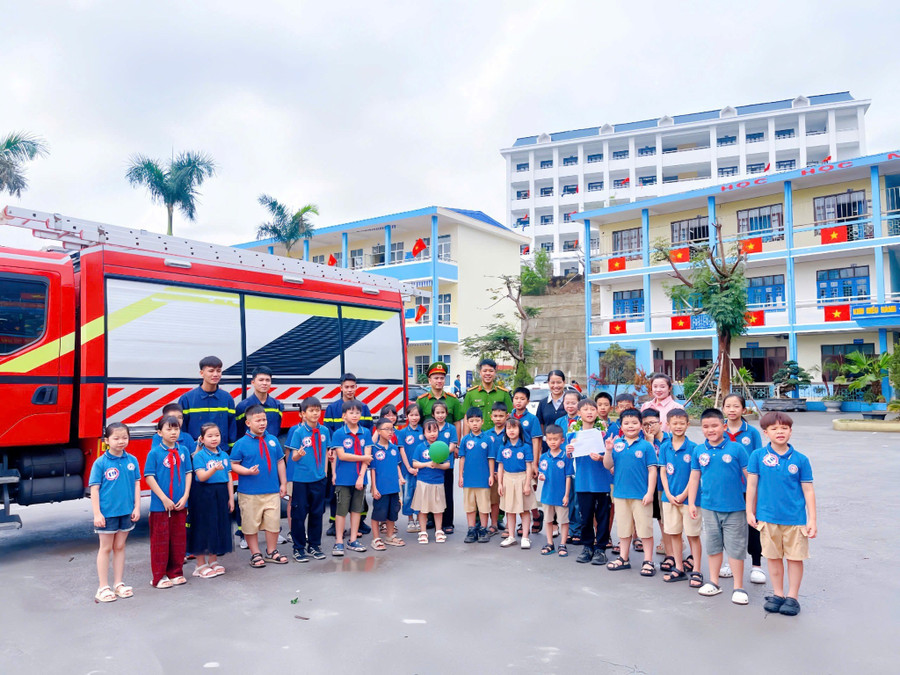 Học sinh chụp ảnh lưu niệm với Đội Chữa cháy và Cứu nạn cứu hộ Khu vực Trung tâm. 4.jpg