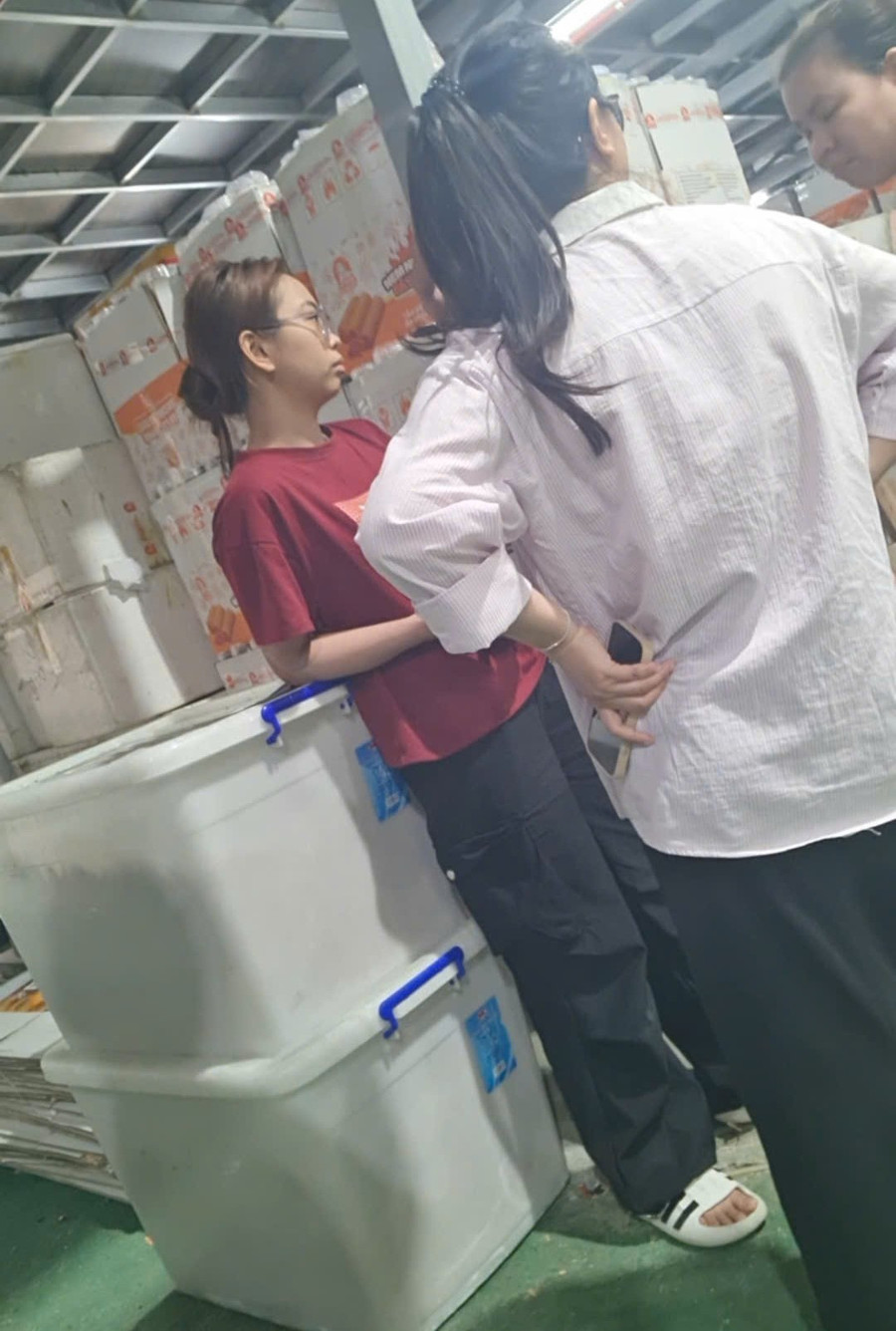 Nhiều thùng nhựa đựng chân gà trong khu nhà xưởng Hộ kinh doanh Đỗ Thành Nhớ - (Ảnh: cắt từ video). z6738907435320-8283df17847c8ecad9be680f337d33f3.jpg