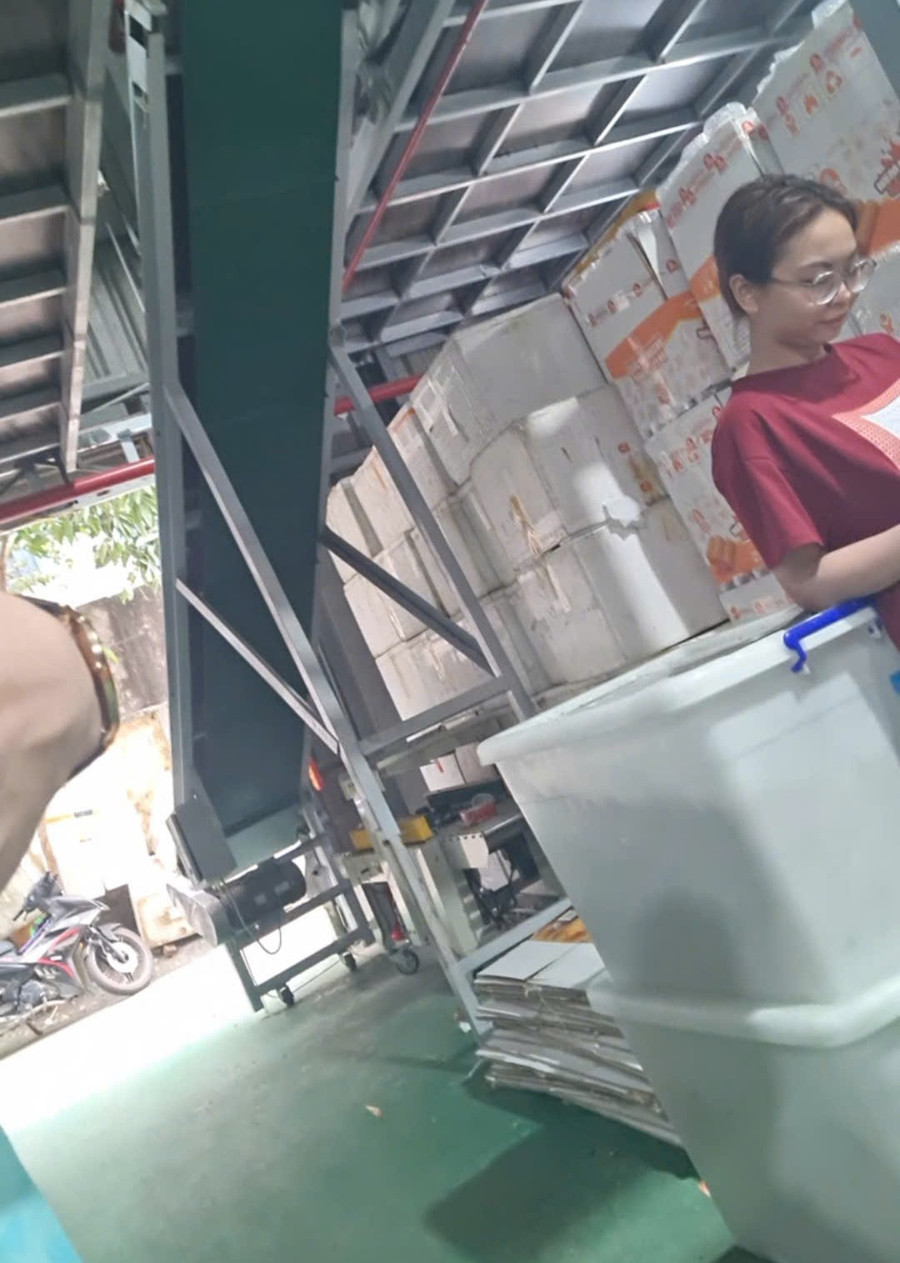 Bên trong kho đóng, xếp hàng của Hộ kinh doanh Đỗ Thành Nhớ - (Ảnh: cắt từ video). z6738907435203-57df873f7543194dc3fd9ec58b621d30.jpg