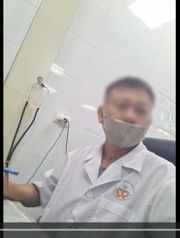 Người đàn ông khám bệnh cho bệnh nhân tại phòng 101 không đeo biển tên - (Ảnh: cắt từ video). z6694100441453-4b8c8a3f74acb9f6c874bdc48548af40.jpg