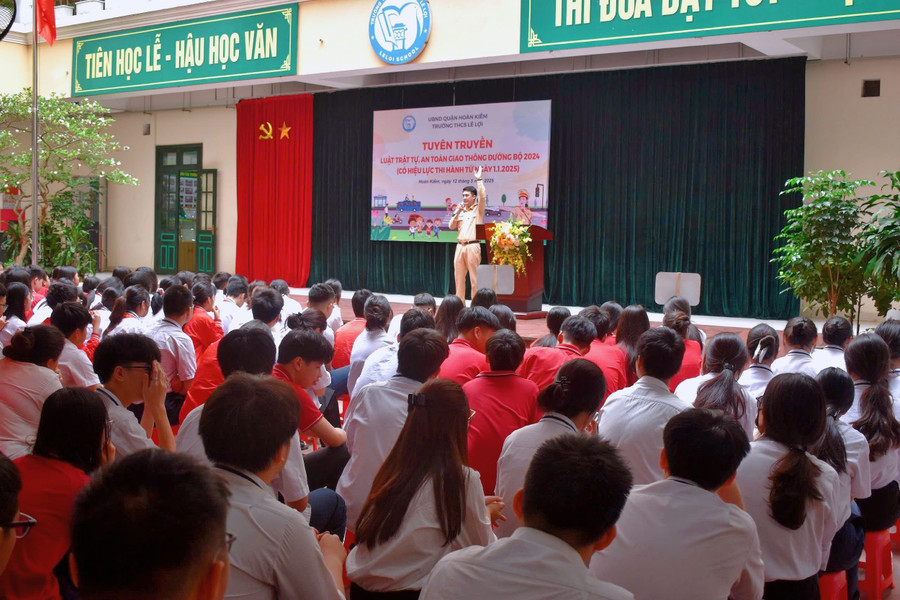 Đại úy Phạm Hồng Bảo, Đội CSGT đường bộ số 1 truyền tải các kiến thức về luật TTATGT đường bộ cho các em học sinh Trường THCS Lê Lợi. 9-1305.jpg