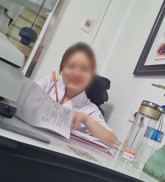 Nữ nhân viên khám mắt và ghi kết quả cho bệnh nhân - (Ảnh: cắt từ video). z6694005917191-48c9f55555e086a88911106ef27df733.jpg