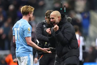 Bruyne giúp Man City thắng Newcastle, phả hơi nóng vào Liverpool 