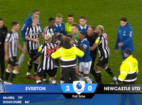 Cảnh tượng xấu xí trong trận Everton hạ Newcastle 3-0