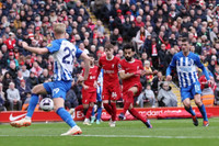 Liverpool ngược dòng thắng Brighton, chiếm ngôi đầu Ngoại hạng Anh 