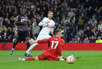 Son Heung-min ghi tuyệt phẩm khiến hai hậu vệ Fulham lao vào nhau